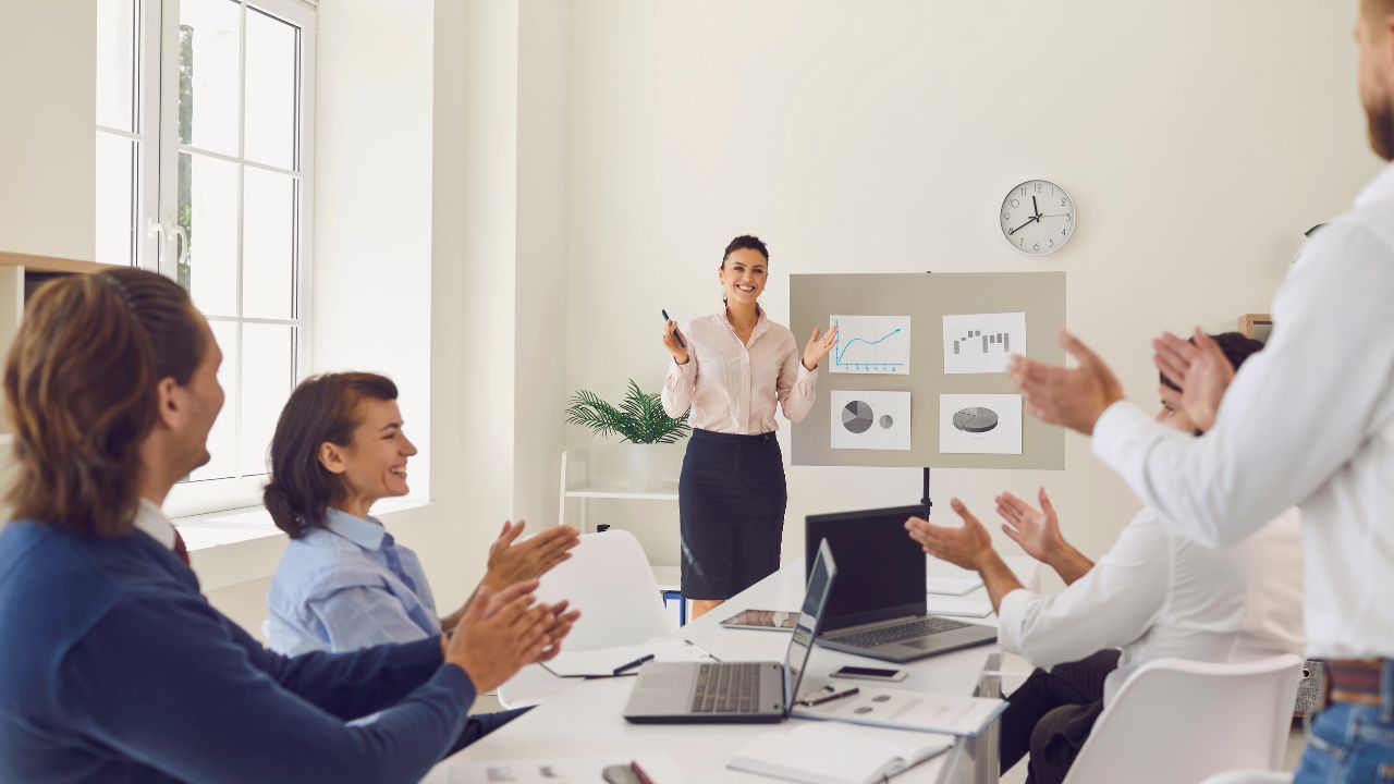 grupo de personas en una reunión laboral