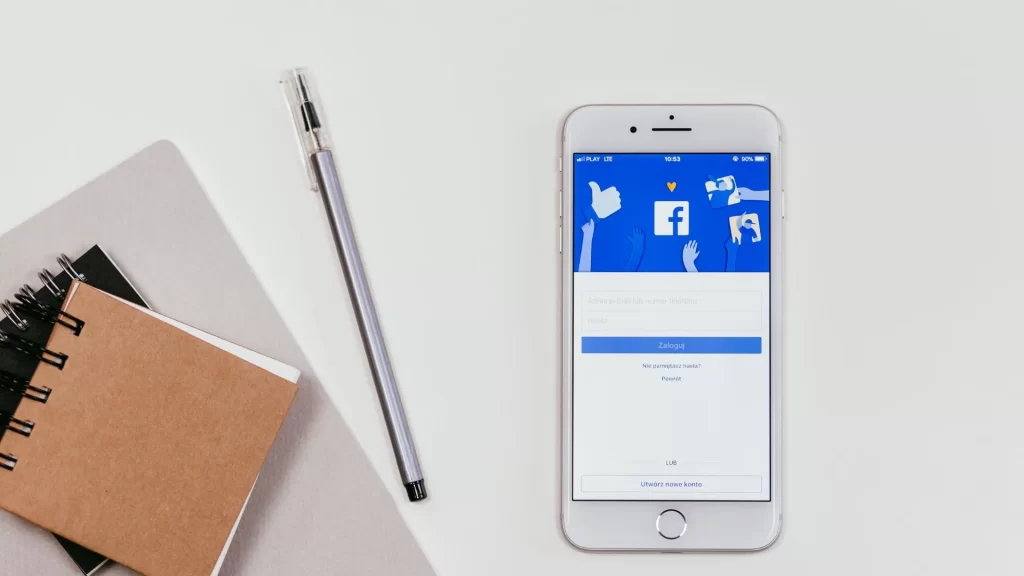 Celular con app de facebook - atencion al cliente de facebook.