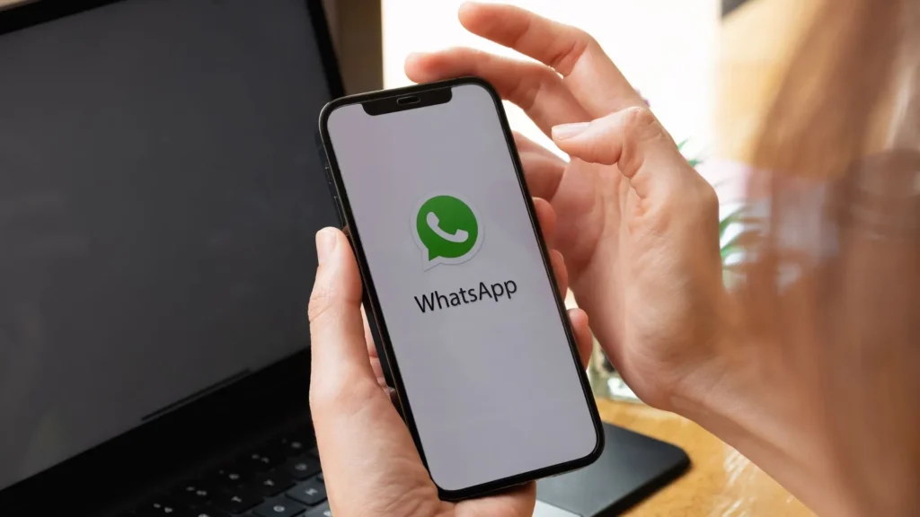 Persona usando whatsapp - servicio whatsapp.