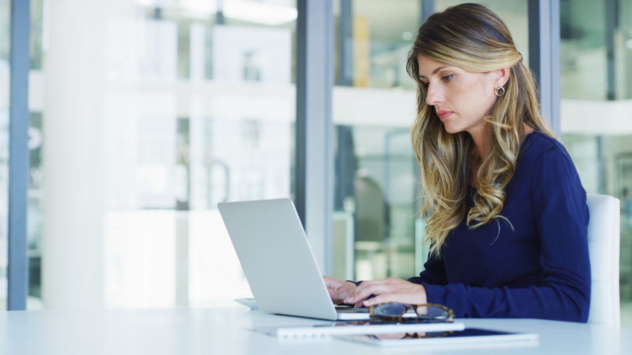 Mujer usando una laptop.