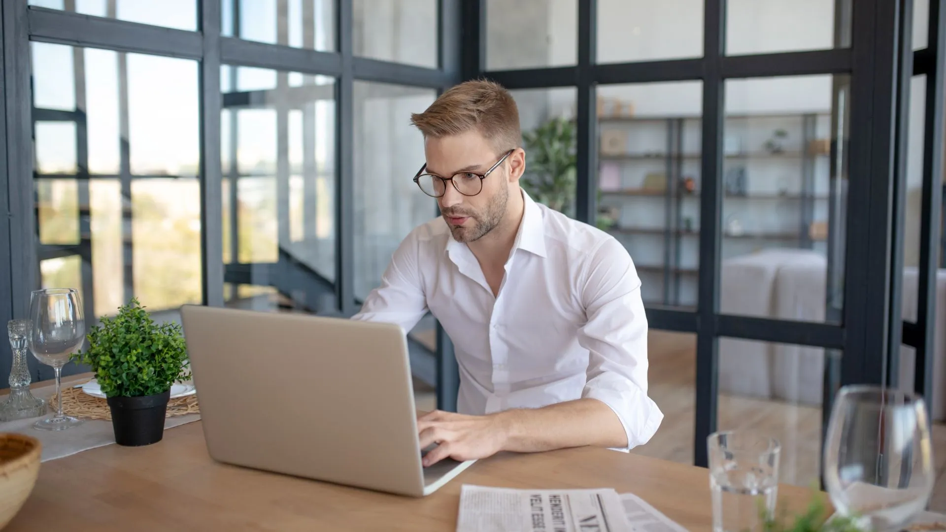 Hombre usando una laptop