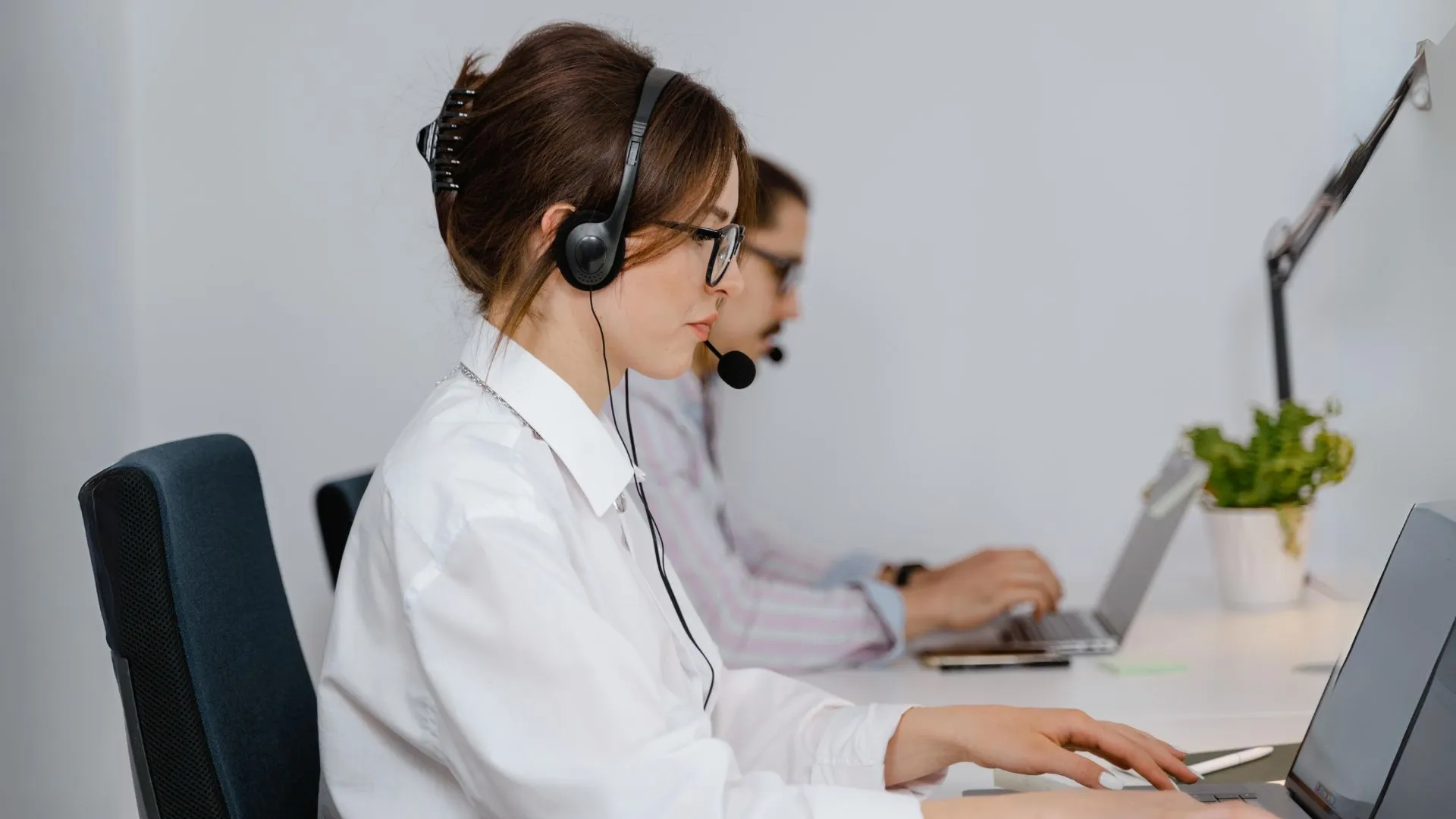 Persona realizando llamadas telefónicas