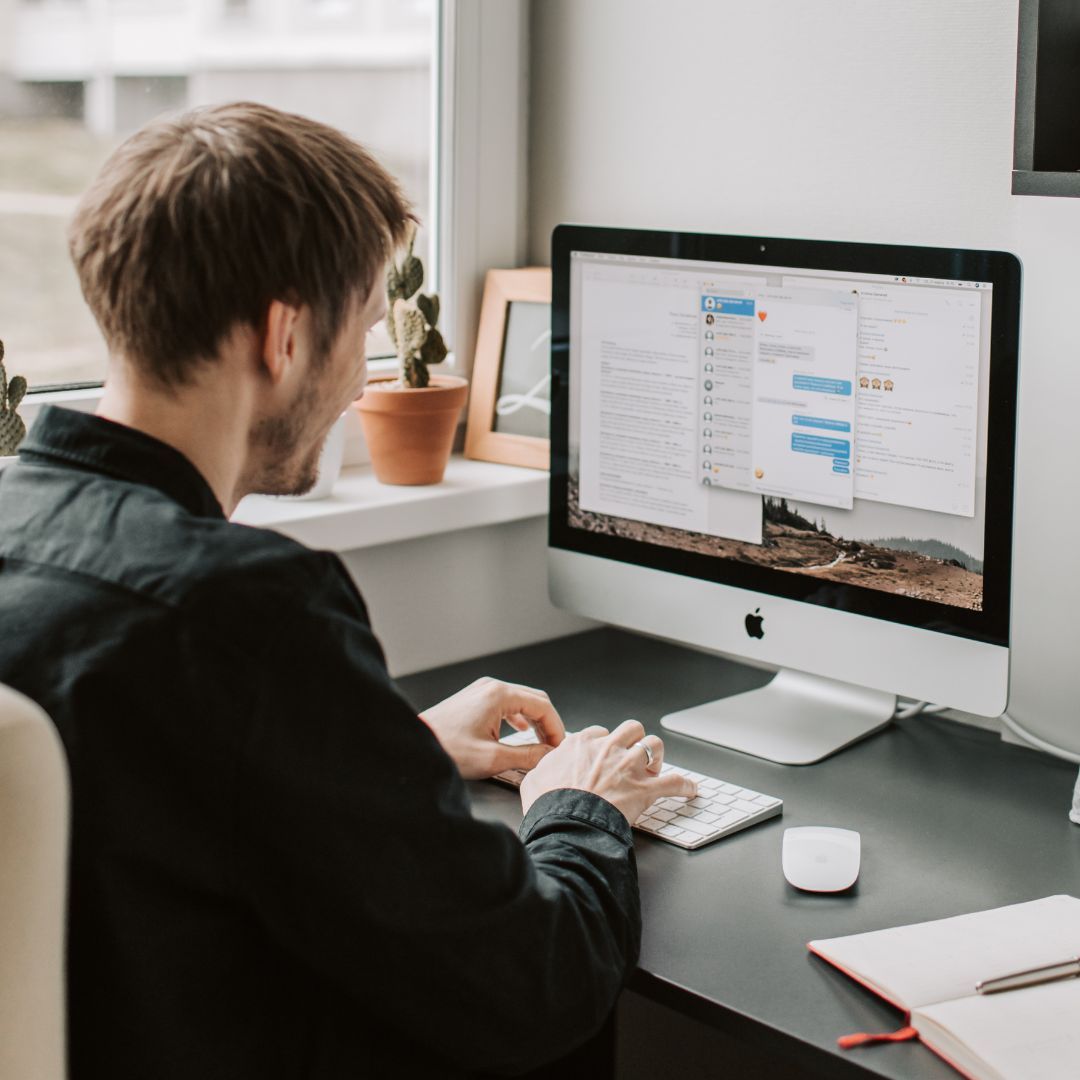 Usuario conversando por internet