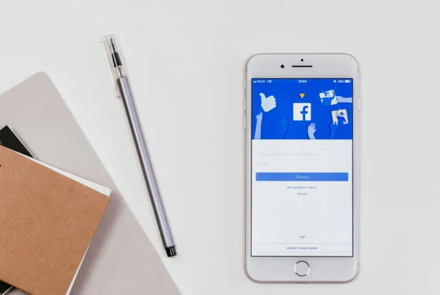 Celular con app de facebook - atencion al cliente de facebook.