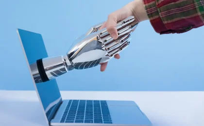 humano-y-computadora-dandose-la-mano