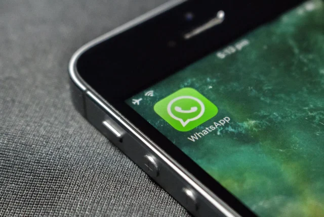 Icono de whatsapp en celular - servicios whatsapp.