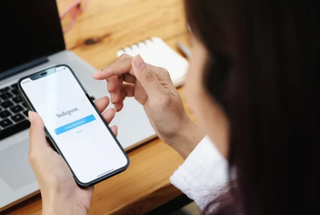Persona usando instagram - atencion al cliente en instagram.